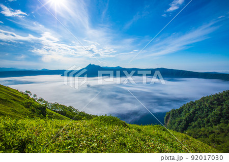 北海道　第三展望台から望む霧の摩周湖 92017030