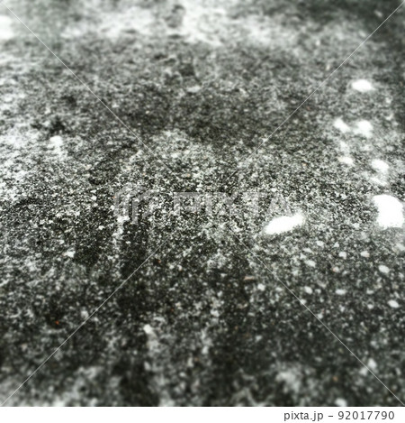 積りはじめの道路の雪 92017790
