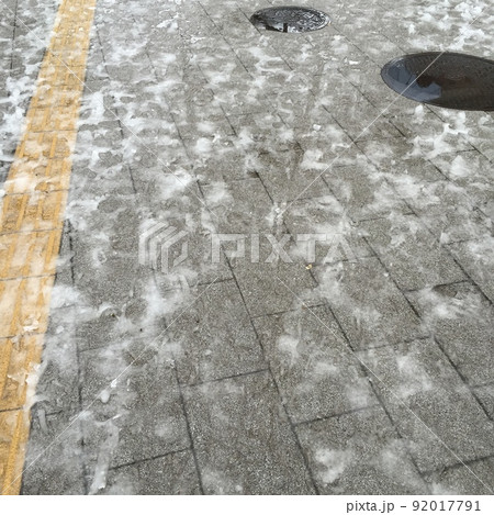 道路のシャリシャリ雪 92017791