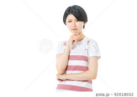 エプロン姿の若い主婦（白バック） 92018032