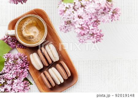 Macaroons and coffee 92019148
