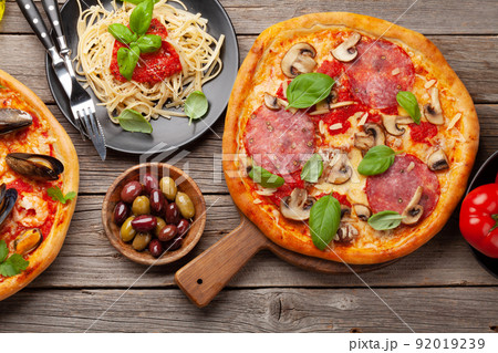 Italian cuisine. Pizza, pasta and toasts 92019239