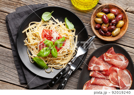 Italian pasta with tomato sauce 92019240