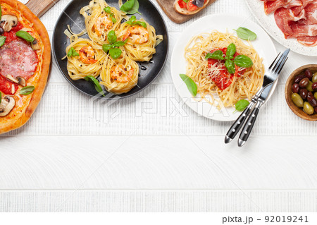 Italian cuisine. Pizza, pasta and toasts 92019241