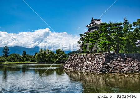 松本城(夏 晴天 城 堀 松林 石垣 青空 雲) 松本城(夏 晴天 城 堀 松林 石垣 青空 雲) 92020496