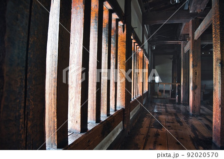 松本城（夏　晴天　お城　城内　柱　日差し　廊下） 92020570