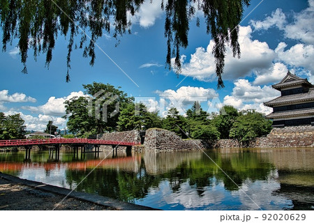 松本城(夏 晴天 城 赤橋 青空 写込み 堀 枝垂れ) 松本城(夏 晴天 城 赤橋 青空 写込み 堀 枝垂れ) 92020629
