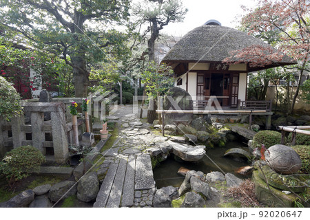 義仲寺　松尾芭蕉の墓と翁堂　滋賀県大津市 92020647