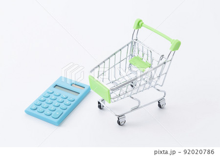 ショッピングカートと電卓　白バック 92020786