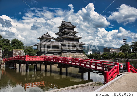 松本城（夏　晴天　城　青空　写込み　堀　赤い橋　石垣） 92020955