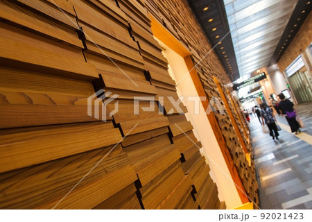 JR富山駅（駅ビル　木の壁　通路） 92021423