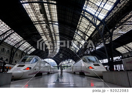 バルセロナ・フランサ駅のプラットホーム バルセロナ・フランサ駅のプラットホーム 92022083