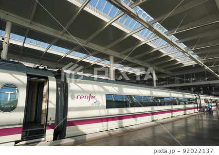 マドリード・アトーチャ駅のプラットホーム マドリード・アトーチャ駅のプラットホーム 92022137