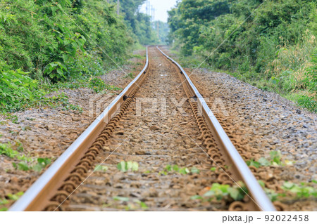 林に囲まれたローカル線の単線の線路 92022458