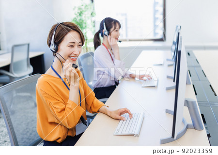 コールセンターで働く女性 92023359
