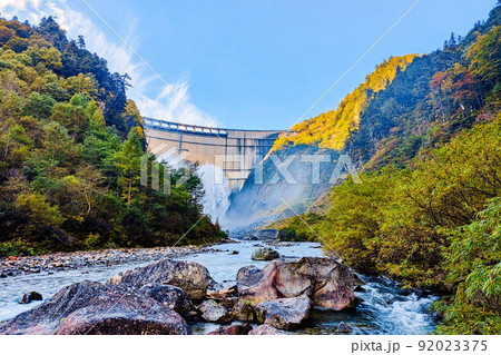 河床から望む黒部ダム 92023375