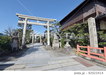 西院春日神社　参道入口の石碑と鳥居　京都市右京区 92023414