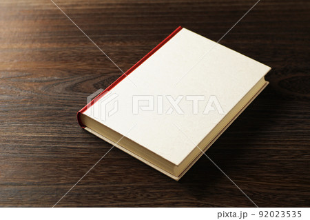 テーブルの上の一冊の本 92023535