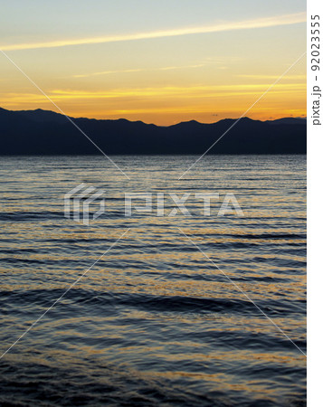 夕暮れの空と湖の風景 夕暮れの空と湖の風景 92023555