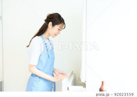 冷蔵庫を開ける女性 冷蔵庫を開ける女性 92023559