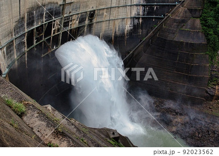 黒部ダム（ダム観覧所　観光放水） 92023562