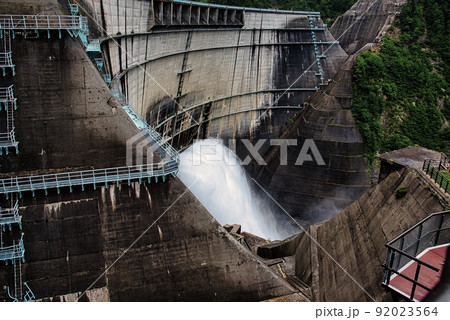 黒部ダム（放水観覧ステージ　放水） 92023564