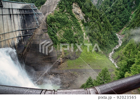 黒部ダム(放水観覧ステージ 放水 下流の川) 黒部ダム(放水観覧ステージ 放水 下流の川) 92023565