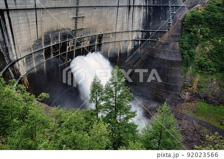 黒部ダム(放水観覧ステージ 放水 樹々の間) 黒部ダム(放水観覧ステージ 放水 樹々の間) 92023566