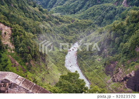 黒部ダム(下流の川 川の上のモヤ) 黒部ダム(下流の川 川の上のモヤ) 92023570