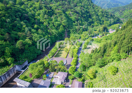 四万川ダム　奥四万湖　ダム下の風景　新緑の季節　 92023675