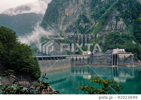黒部ダム（遊覧船ガルべ　湖面　深緑） 92023699