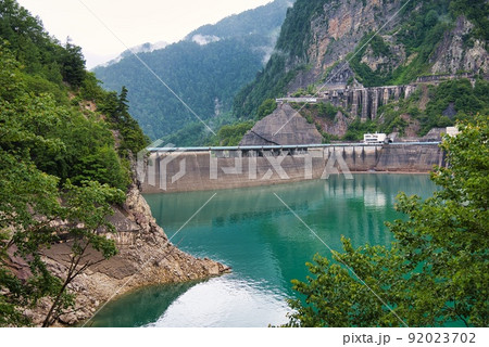 黒部ダム（遊覧船ガルべ　湖面　深緑） 92023702