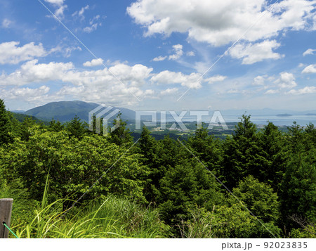 展望台から眺める琵琶湖と蓬莱山 92023835