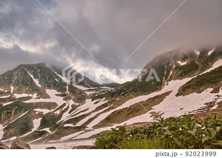 室堂平（立山連峰　残雪　雲の間） 92023999