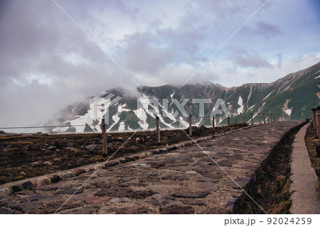 室堂平(立山連峰 石畳の道 残雪 溝) 室堂平(立山連峰 石畳の道 残雪 溝) 92024259
