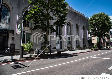 松本市街（アーチ窓のビル　道路　看板） 92024479