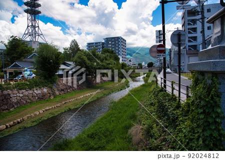松本市街(女鳥羽川 千歳橋 青空 くま 川) 松本市街(女鳥羽川 千歳橋 青空 くま 川) 92024812