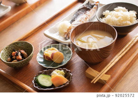 一汁三菜スタイルの健康的な日本の伝統的朝食。 一汁三菜スタイルの健康的な日本の伝統的朝食。 92025572