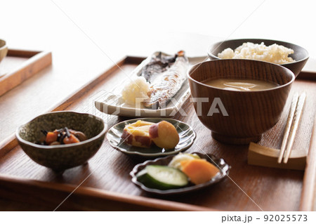 一汁三菜スタイルの健康的な日本の伝統的朝食。 一汁三菜スタイルの健康的な日本の伝統的朝食。 92025573