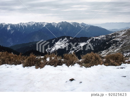 愛し台湾（3000㍍級の峰々が果てしなく続く。台湾・合歓山から望む冬は「雪郷」とも呼ばれている。） 92025623