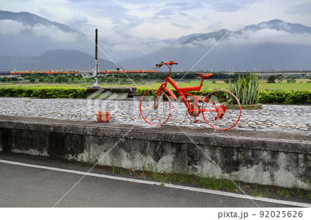 愛し台湾(風光明媚な「東里鉄驛站」は日本統治時代の旧駅舎。今はサイクリングロードとして愛されている) 愛し台湾(風光明媚な「東里鉄驛站」は日本統治時代の旧駅舎。今はサイクリングロードとして愛されている) 92025626