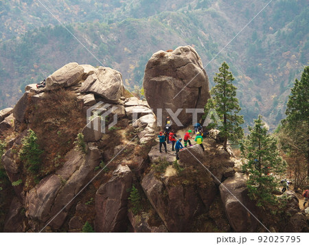御在所岳ロープウェイから紅葉に包まれた大黒岩を望む 御在所岳ロープウェイから紅葉に包まれた大黒岩を望む 92025795