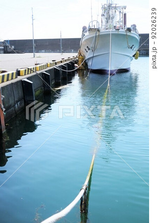 停泊中の漁船と係留ロープ 92026239