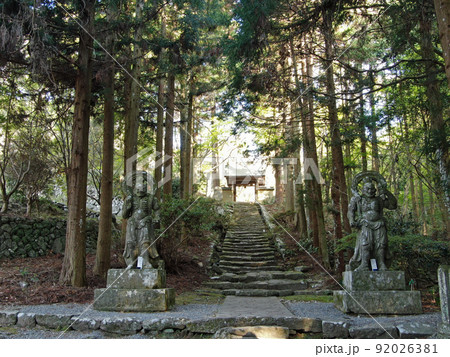 国東半島の両子寺の仁王像の空撮 92026381