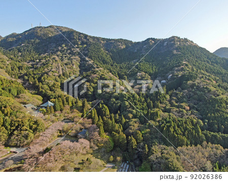 両子山の森の中腹に建つ両子寺の空撮 両子山の森の中腹に建つ両子寺の空撮 92026386