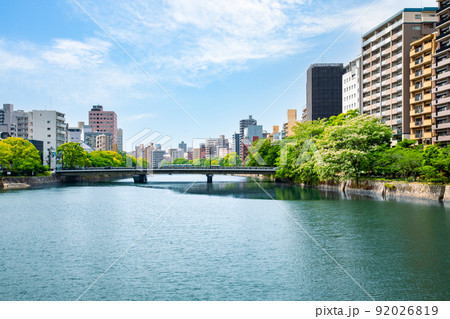 広島駅南口側、京橋町の川沿いのビル街です。正面は城南通りの上柳橋です。明るい市街地背景にどうぞ。 広島駅南口側、京橋町の川沿いのビル街です。正面は城南通りの上柳橋です。明るい市街地背景にどうぞ。 92026819