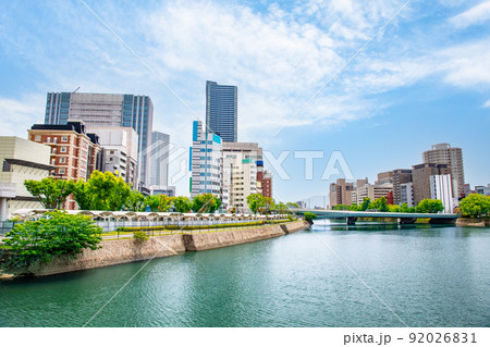 広島駅南側の川沿いのビル街です。学習塾ビル、京橋町、城南通り方面を展望していま。広島県 広島駅南側の川沿いのビル街です。学習塾ビル、京橋町、城南通り方面を展望していま。広島県 92026831