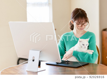 猫と女性 猫と女性 92026916