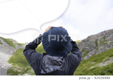 山で写真撮影をする山ガール 92026980