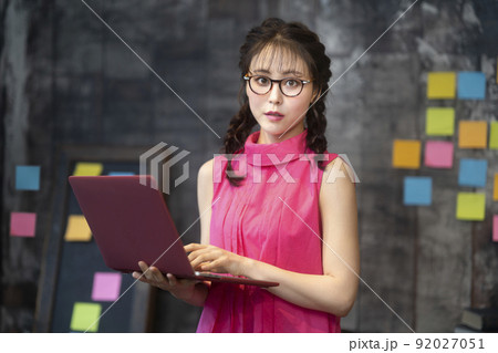 ノートパソコンを持った若い女性 ノートパソコンを持った若い女性 92027051